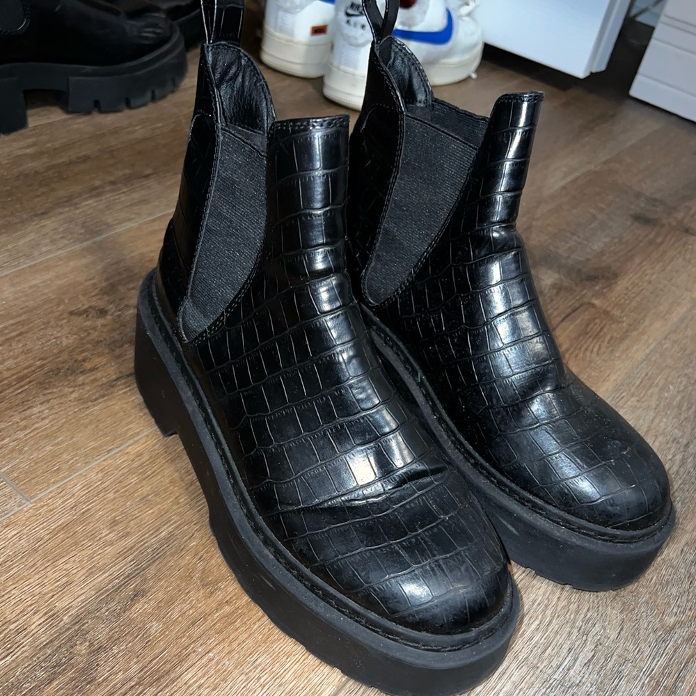 Steve Madden platform tyclone booties